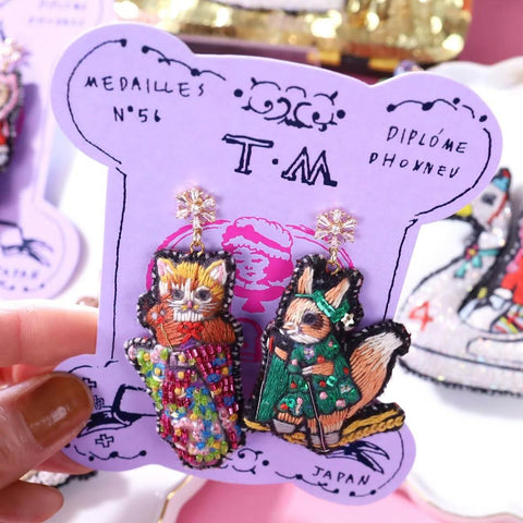 TM - MUS3794 Kimono cat and skating squirrel earrings (pin)