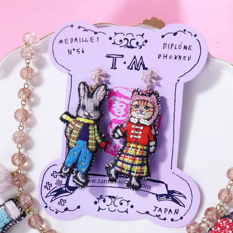 TM - MUS3791 Cat and rabbit skating couple earring (pin)