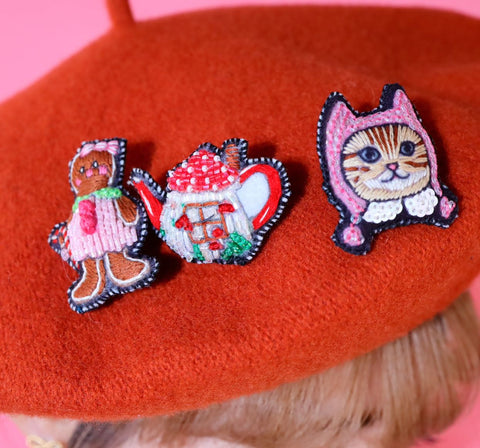 TM - MUS3796 Cat, gingerbread and mushroom brooch